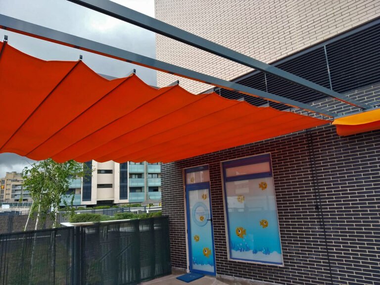 Pérgola de aluminio con lona naranja en terraza