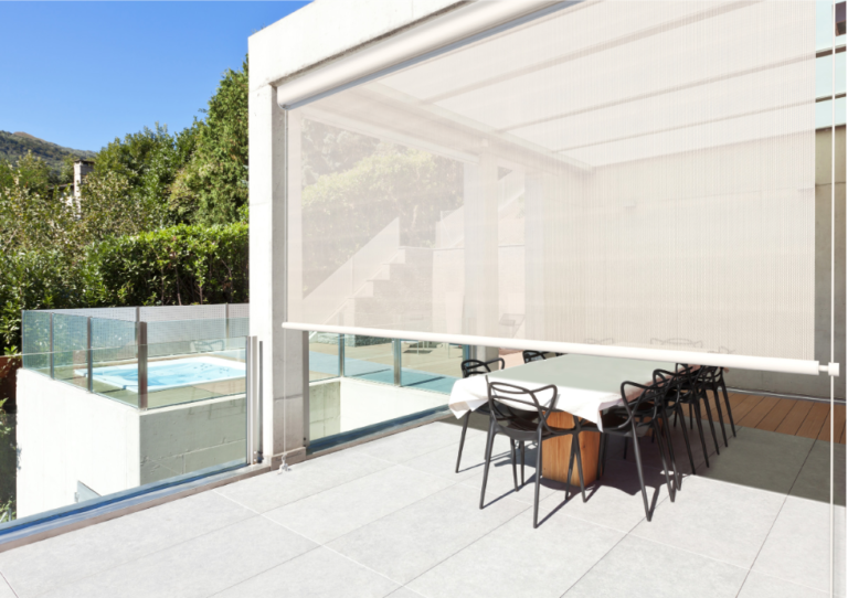 Toldo vertical cerrando una terraza